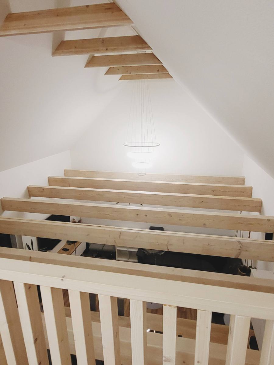 Světlé trámy nad galerií v podkroví
